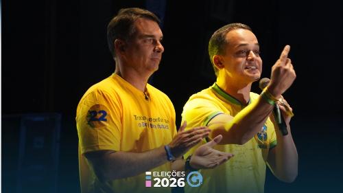 Pazolini ao lado de Flávio Bolsonaro em evento do PL em julho em Vitória