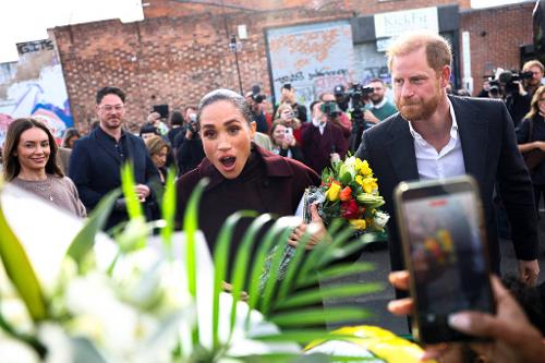 Meghan e Harry durante encontro com organização no Reino Unido