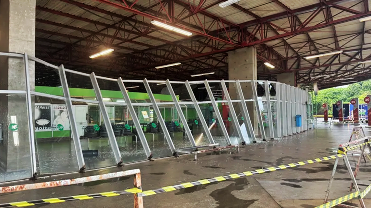 Temporal danifica vidro da Rodoviária e deixa milhares sem energia em Londrina